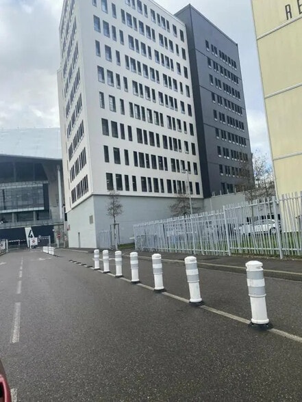 Bureau dans Décines-Charpieu à louer - Photo de l’immeuble – Image 1 sur 7