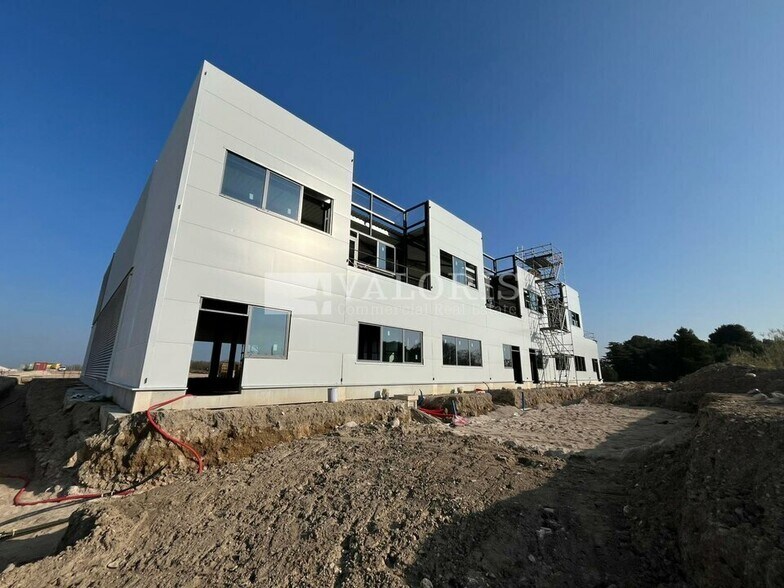 Local d'activités dans Marignane à vendre - Photo de l’immeuble – Image 3 sur 17