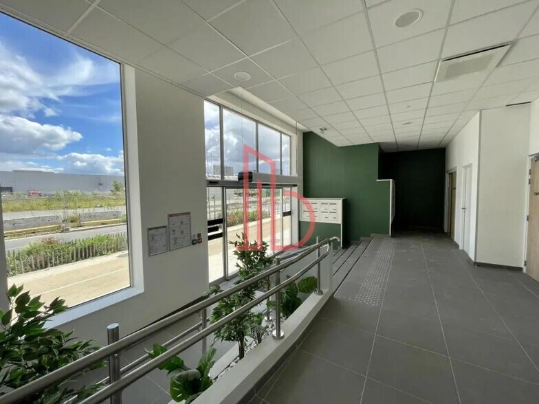 Bureau dans Bordeaux à louer - Hall d’entrée – Image 2 sur 7