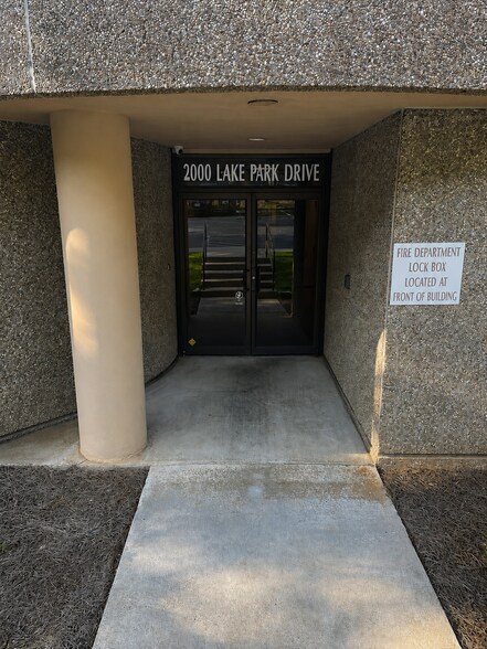 2000 Lake Park Dr SE, Smyrna, GA à louer - Photo de l’immeuble – Image 3 sur 11