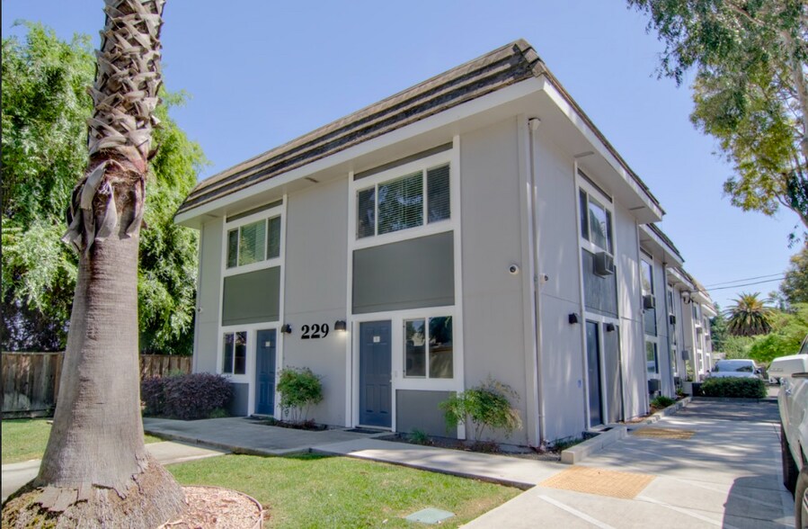229 Polaris Ave, Mountain View, CA à louer - Photo de l’immeuble – Image 1 sur 16