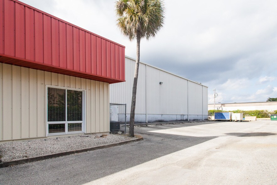 858 W 13th Ct, Riviera Beach, FL à vendre - Photo de l’immeuble – Image 3 sur 10