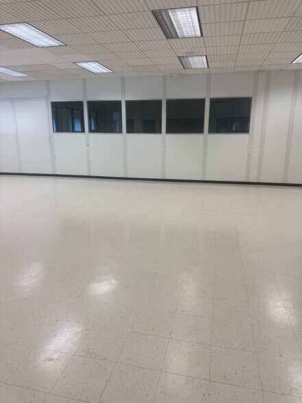 111 Roberts St, East Hartford, CT à louer - Photo de l’immeuble – Image 3 sur 10