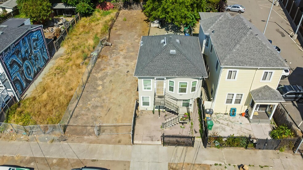 537 Chester St, Oakland, CA à vendre - Photo de l’immeuble – Image 2 sur 16