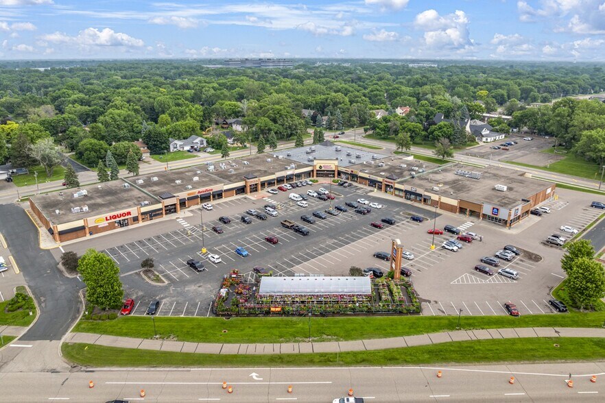 2537-2577 County Road 10 NE, Mounds View, MN à louer - Photo principale – Image 1 sur 7