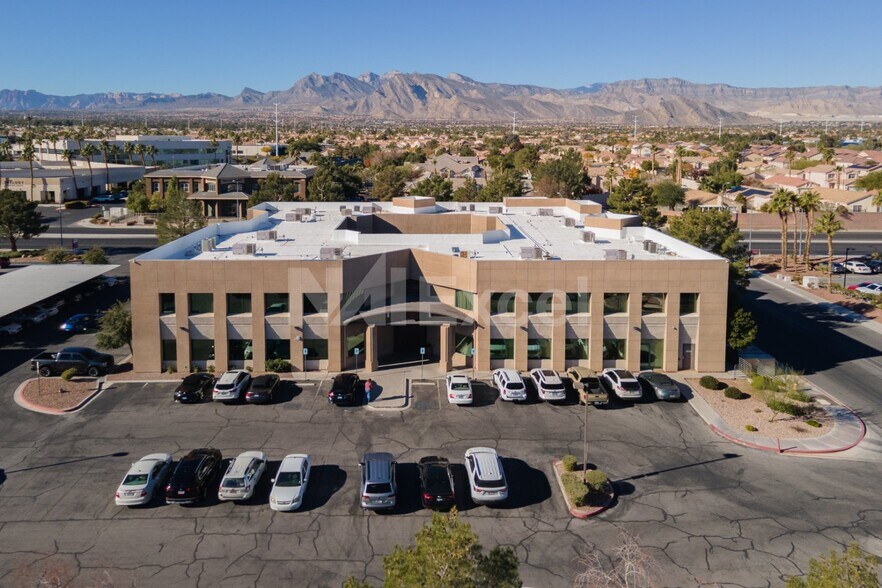 3320 N Buffalo Dr, Las Vegas, NV à louer - Photo de l’immeuble – Image 2 sur 8