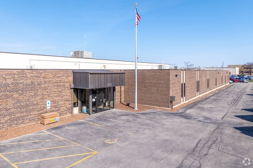 2323 N Roemer Rd, Appleton, WI à louer - Photo de l’immeuble – Image 2 sur 3