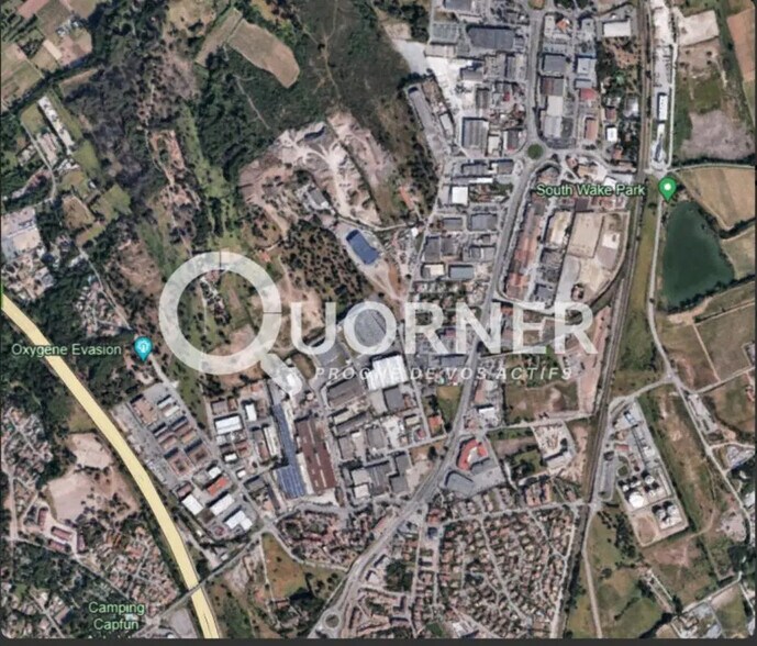 Local d’activités dans Puget-sur-Argens à louer - Photo de l’immeuble – Image 3 sur 3