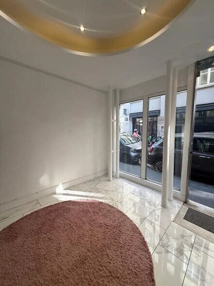 Local commercial dans Paris à louer - Hall d’entrée – Image 1 sur 2