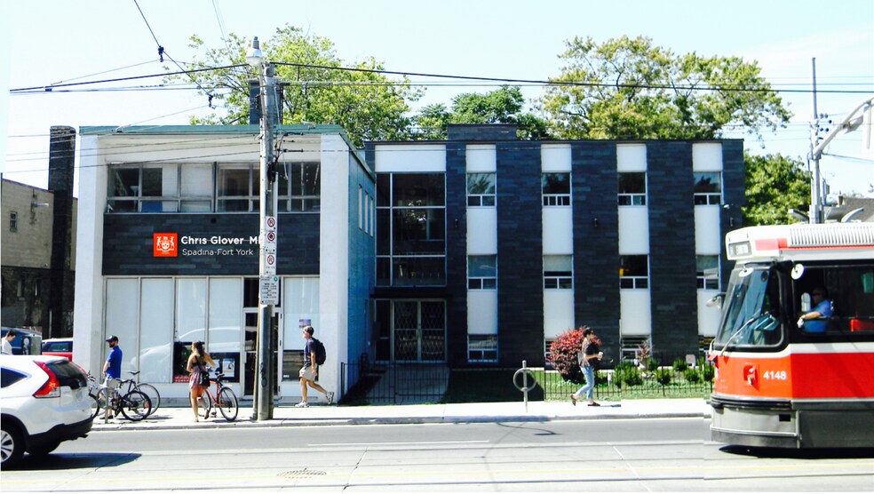 226 Bathurst St, Toronto, ON à louer - Photo de l’immeuble – Image 1 sur 3