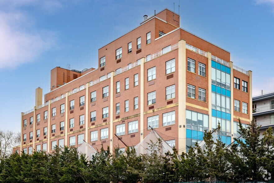 1434 110th St, College Point, NY à vendre - Photo principale – Image 1 sur 7