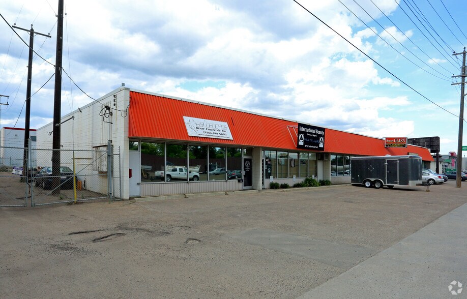 8710 Yellowhead Trl NW, Edmonton, AB à louer - Photo principale – Image 2 sur 4