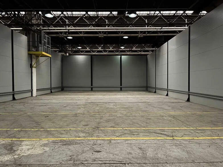 Local d’activités dans Montataire à louer - Photo intérieure – Image 1 sur 3