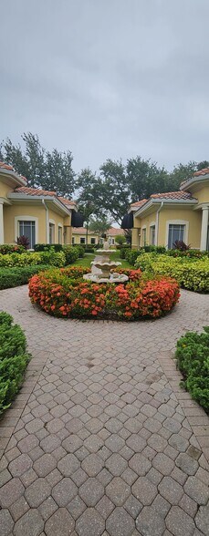 3368 Woods Edge Cir, Bonita Springs, FL à louer - Photo de l’immeuble – Image 2 sur 7