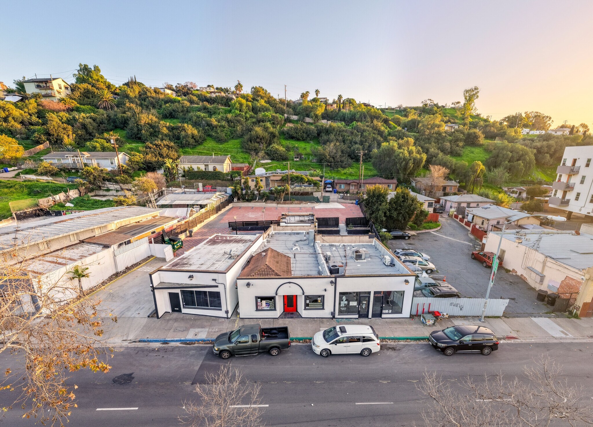 Multi-Tenant Retail + Studio portefeuille de 2 biens à vendre sur LoopNet.fr Photo principale– Image 1 sur 16