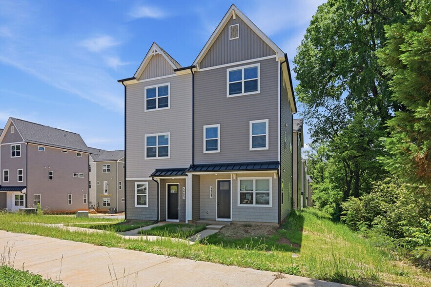 6112 Tuckaseegee Rd, Charlotte, NC à vendre - Photo de l’immeuble – Image 2 sur 4