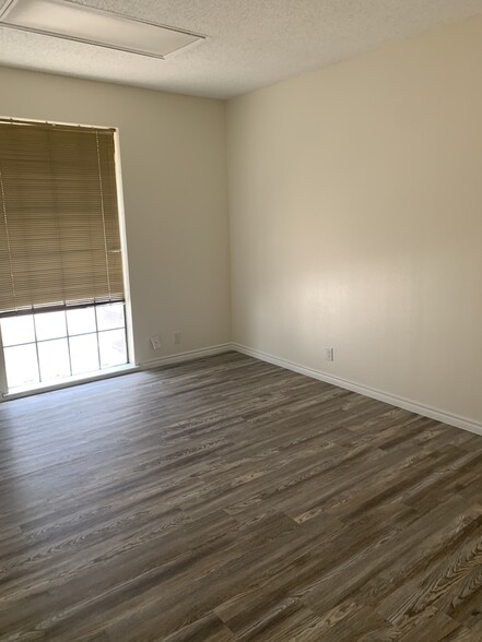 825 John Ben Shepperd Pky, Odessa, TX à louer - Photo de l’immeuble – Image 3 sur 9