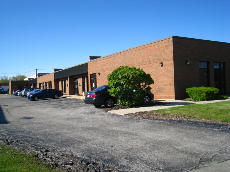 3645-3677 Woodhead Dr, Northbrook, IL à louer - Photo de l’immeuble – Image 1 sur 2