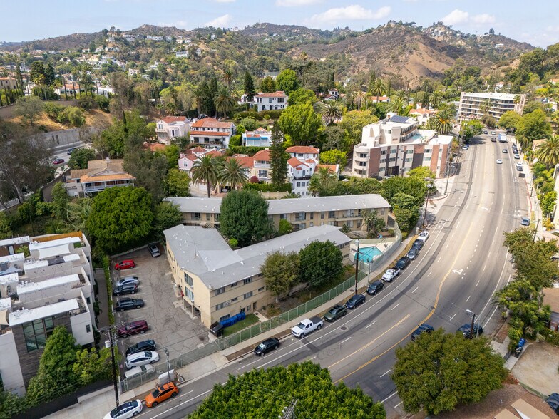 2131 N Cahuenga Blvd, Los Angeles, CA à vendre - Photo de l’immeuble – Image 2 sur 39