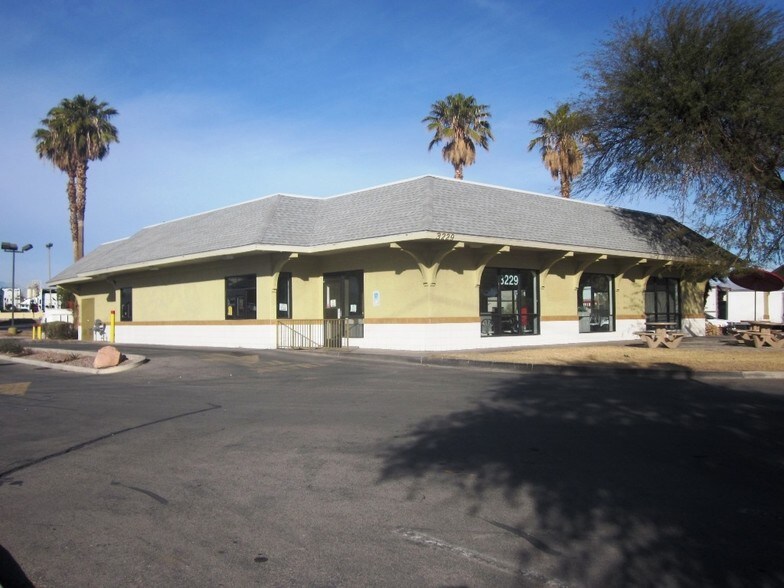 3229 Losee Rd, North Las Vegas, NV à vendre - Photo de l’immeuble – Image 3 sur 17