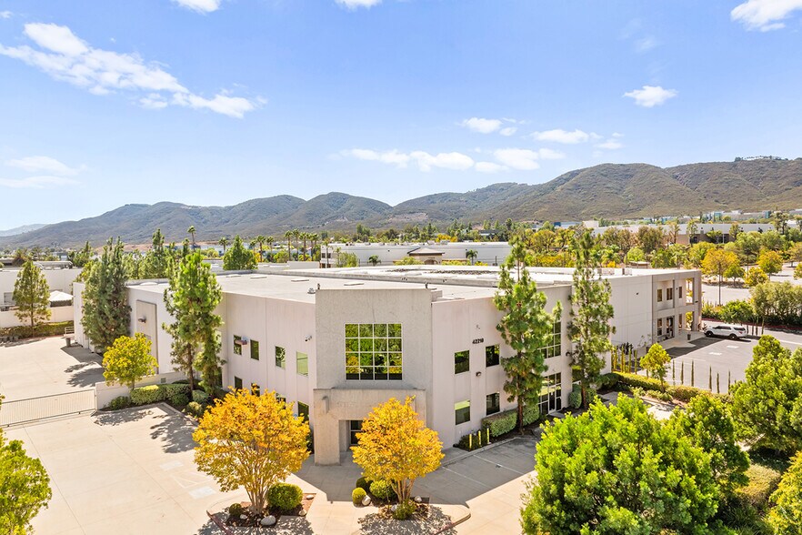 42210 Zevo Dr, Temecula, CA à vendre - Photo de l’immeuble – Image 2 sur 23