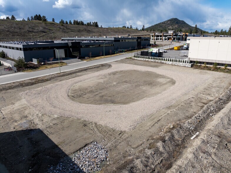 2075 Matrix Cres, Kelowna, BC à louer - Photo de l’immeuble – Image 3 sur 8