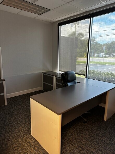 Condo 1-3: 13191 Starkey Rd portefeuille de 3 biens à vendre sur LoopNet.fr - Photo intérieure – Image 1 sur 15