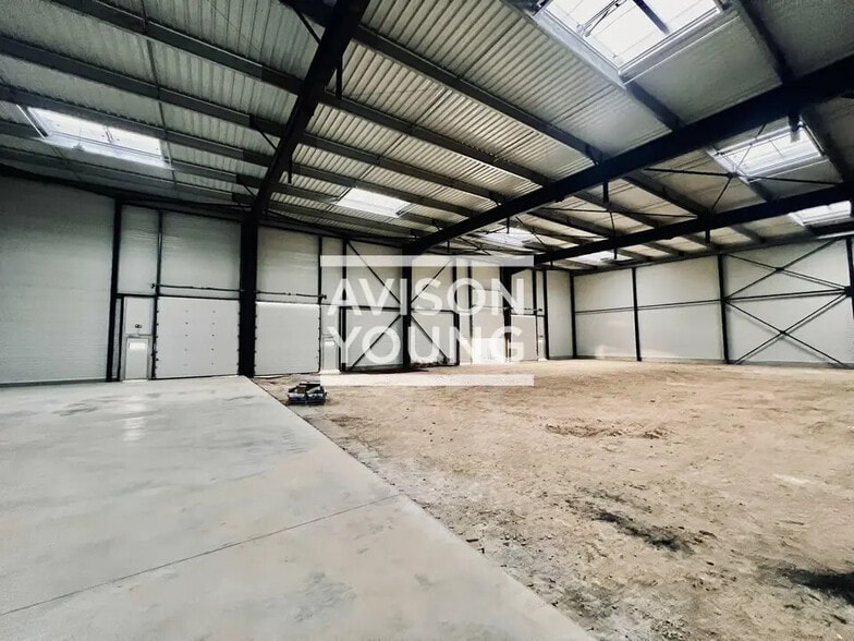 Local d’activités dans Louvres à louer - Photo de l’immeuble – Image 2 sur 13