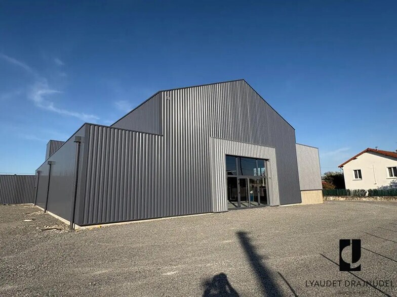 Local commercial dans Riorges à louer - Photo de l’immeuble – Image 3 sur 8