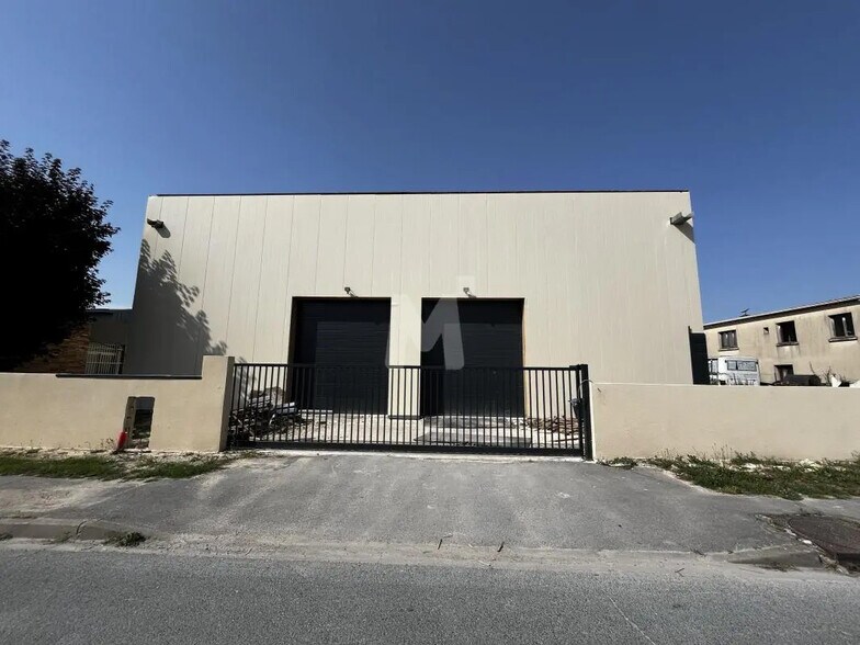 Local d’activités dans Le Plessis-Pâté à louer - Photo de l’immeuble – Image 1 sur 12