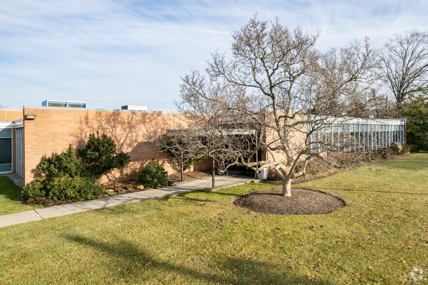 17-01 Pollitt Dr, Fair Lawn, NJ à louer - Photo de l’immeuble – Image 2 sur 7