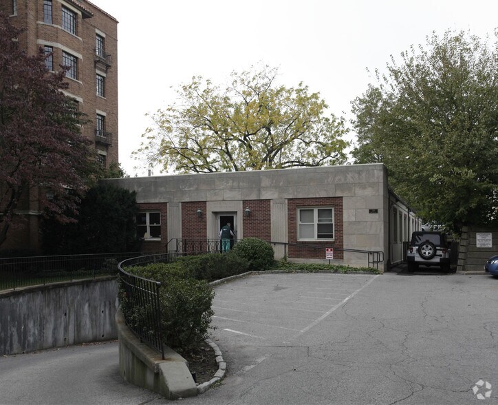 130 Pondfield Rd, Bronxville, NY à vendre - Photo de l’immeuble – Image 3 sur 22