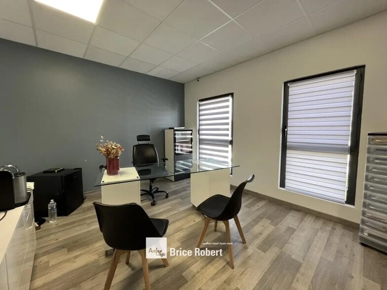 Local d’activités dans Sathonay-Camp à louer - Photo intérieure – Image 3 sur 5