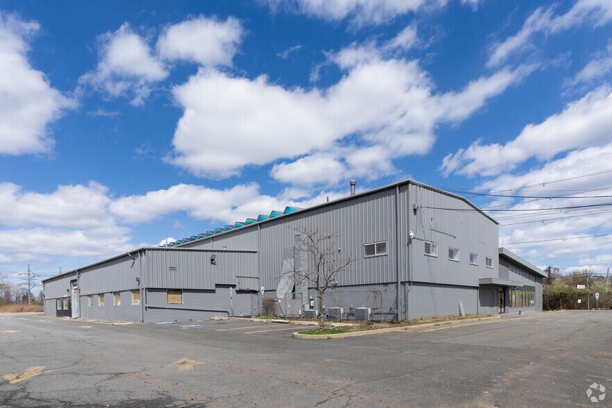 501 Industry Rd, Staten Island, NY à vendre - Photo principale – Image 1 sur 5