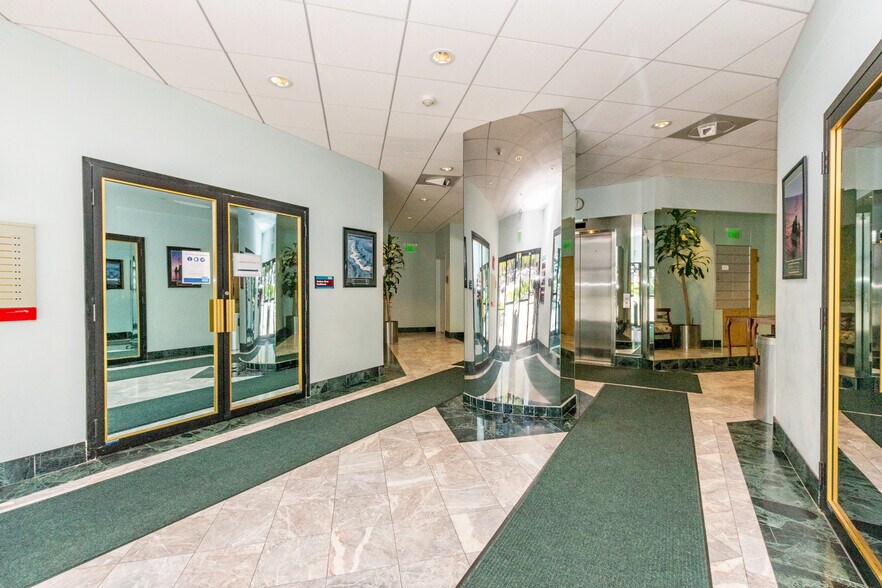 1200 Brown St, Peekskill, NY à louer - Hall d’entrée – Image 1 sur 5