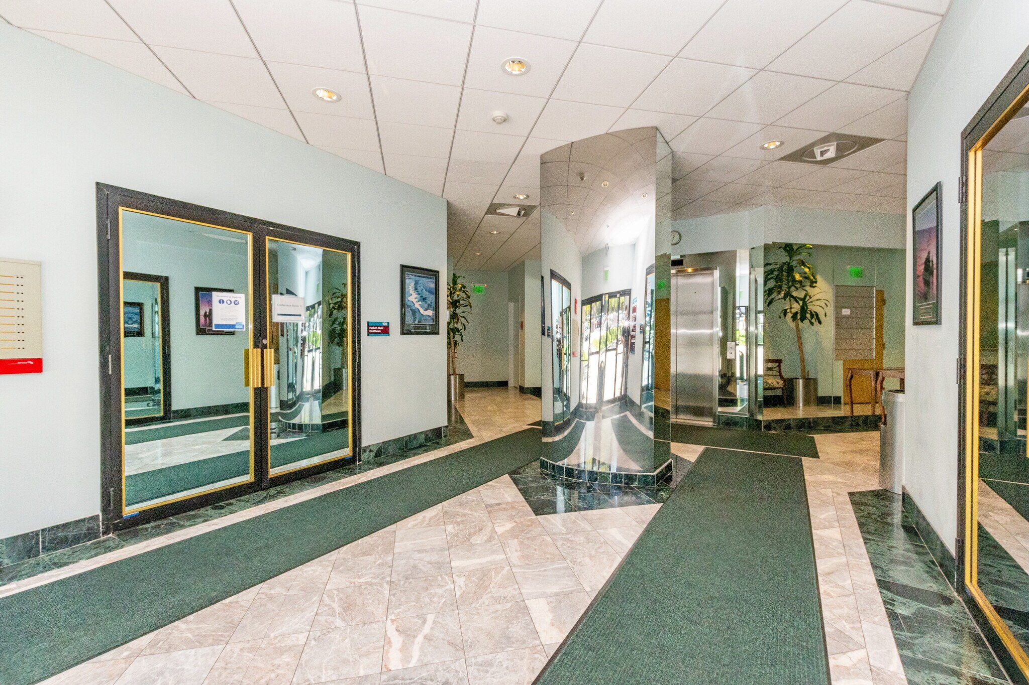 1200 Brown St, Peekskill, NY à louer Hall d’entrée– Image 1 sur 6