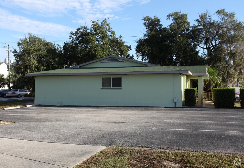 795 Crestview Cir, Port Charlotte, FL à vendre - Photo de l’immeuble – Image 3 sur 19