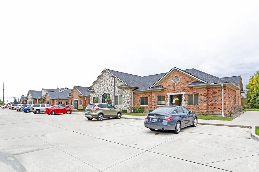 38731-38765 Mound Rd, Sterling Heights, MI à louer - Photo de l’immeuble – Image 2 sur 3