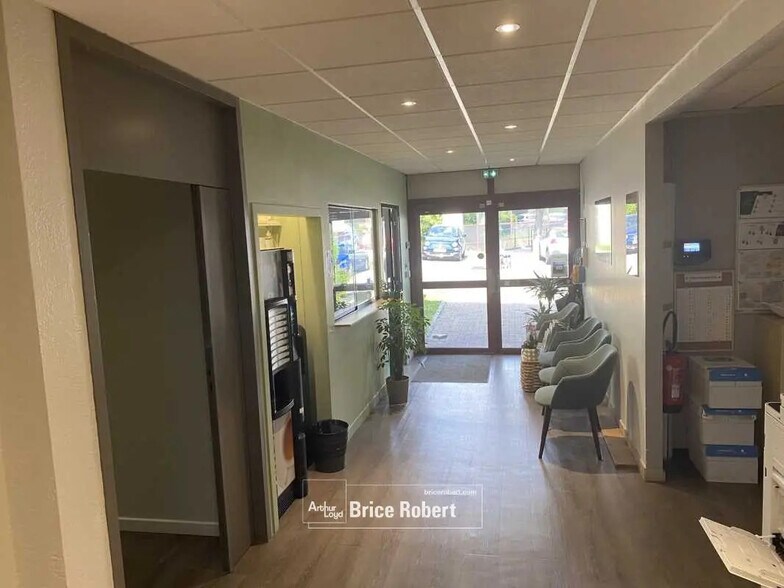 Bureau dans L'Isle-d'Abeau à vendre - Photo de l’immeuble – Image 3 sur 11