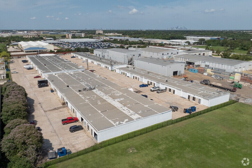 7999 Hansen Rd, Houston, TX à louer - Photo de l’immeuble – Image 3 sur 12