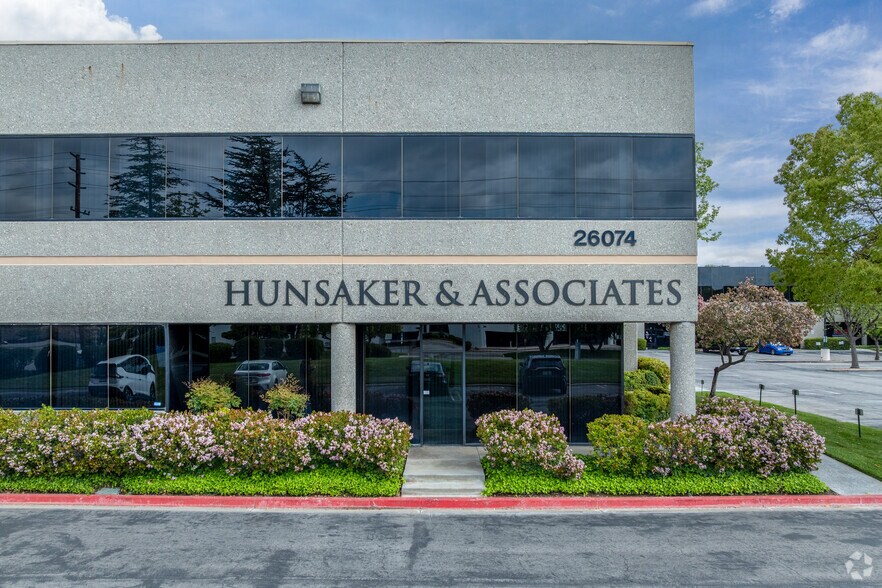 26074 Avenue Hall, Valencia, CA à louer - Photo de l’immeuble – Image 3 sur 7