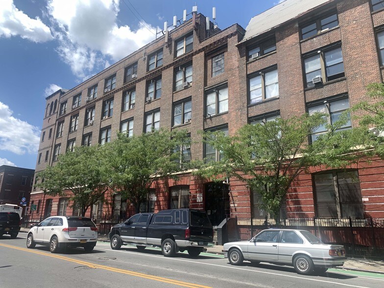 1027 Grand St, Brooklyn, NY à louer - Photo principale – Image 2 sur 23
