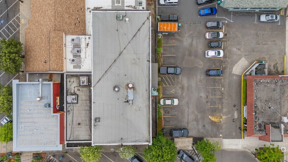 11056 SE Main St portefeuille de 2 biens à vendre sur LoopNet.fr - Photo de l’immeuble – Image 3 sur 48