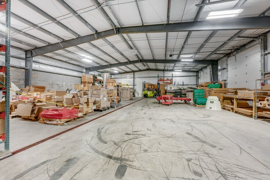 Two Industrial Buildings + Office Space portefeuille de 2 biens à vendre sur LoopNet.fr - Photo de l’immeuble – Image 3 sur 63