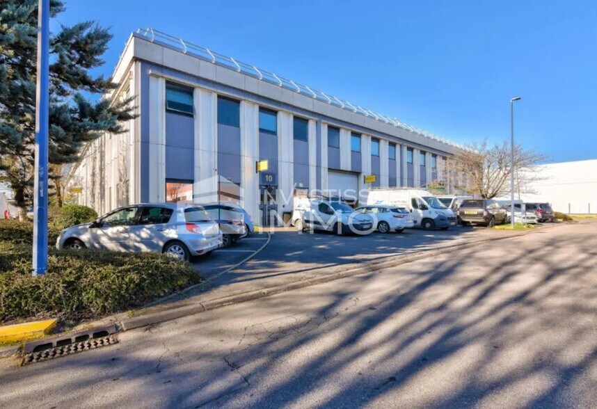 Local d’activités dans Aulnay-sous-Bois à louer - Photo de l’immeuble – Image 2 sur 9
