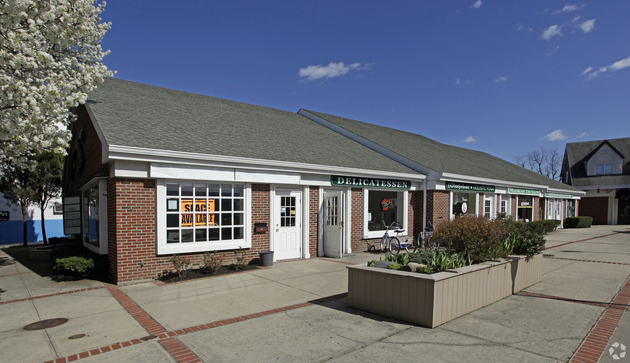 80 W Main St, Babylon, NY à louer Photo principale– Image 1 sur 4