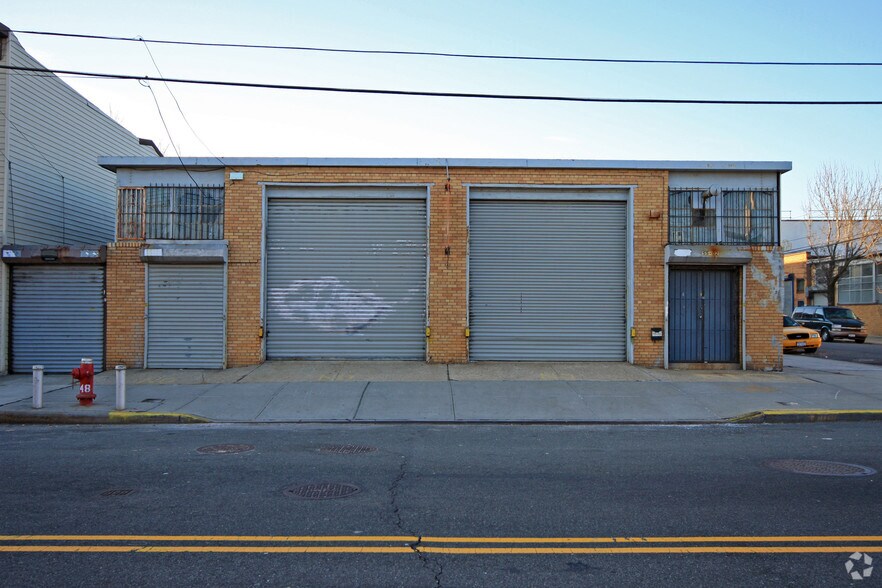 55-02 37th Ave, Woodside, NY à vendre - Photo principale – Image 1 sur 4