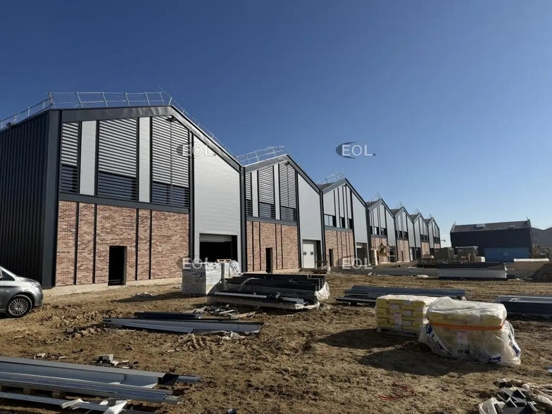 Local d’activités dans Le Plessis-Pâté à louer - Photo de l’immeuble – Image 1 sur 6