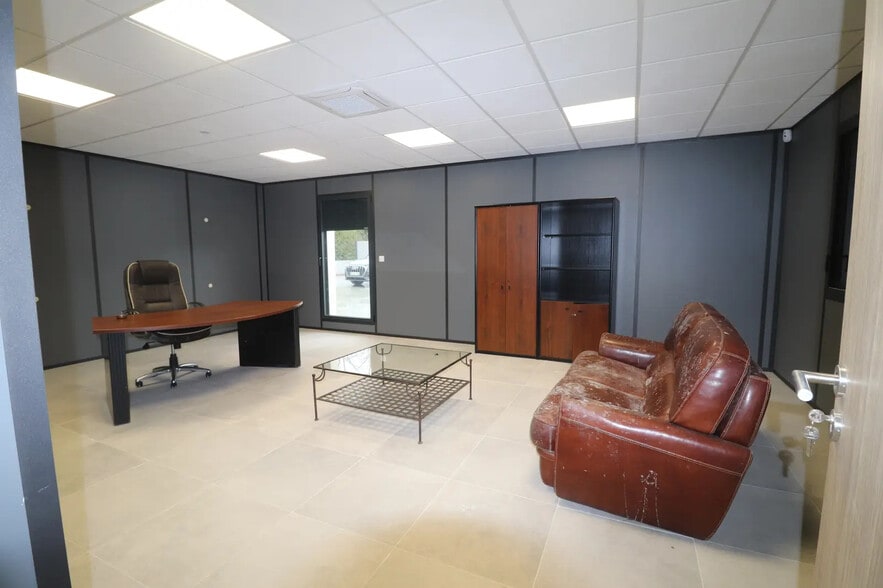 Local d'activités dans Laveyron à vendre - Photo de l’immeuble – Image 3 sur 5