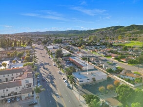 233 W Harvard Blvd, Santa Paula, CA à louer Aérien– Image 2 sur 24
